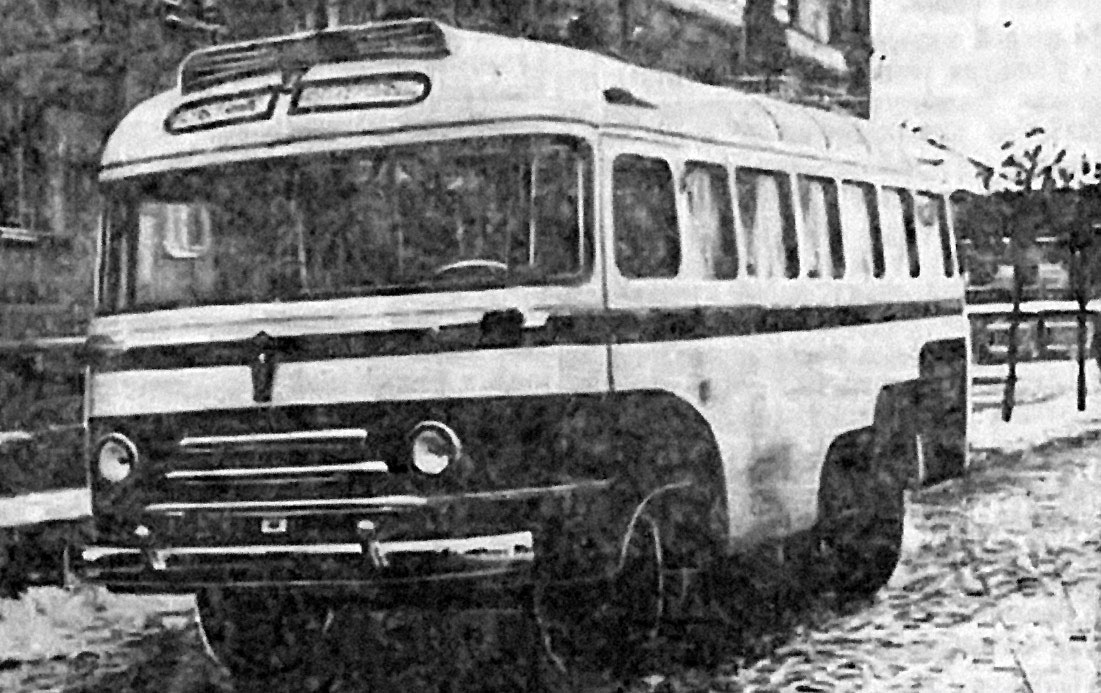 Автобус вагонного типа, изготовленный в 1954 г. История донесла до нас только такую плохонькую его фотографию из газеты «Советская Белоруссия»